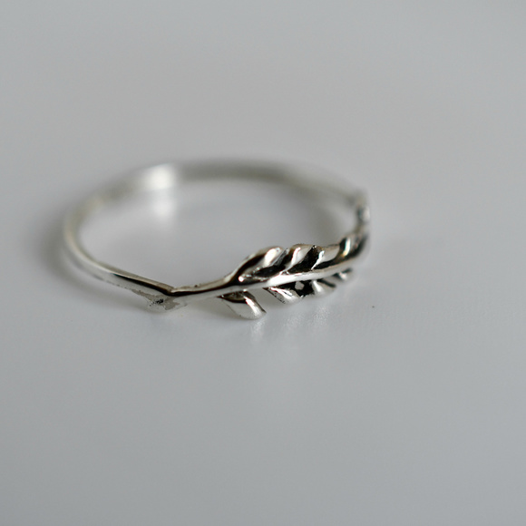 NWT- Sterling 925 Dainty Leaves Ring - Picture 3 of 4